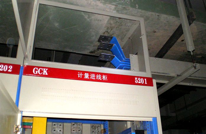 母线槽连接什么？